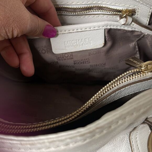 MICHAEL KORS LEATHER SHOULDER BAG - Picture 10 of 13